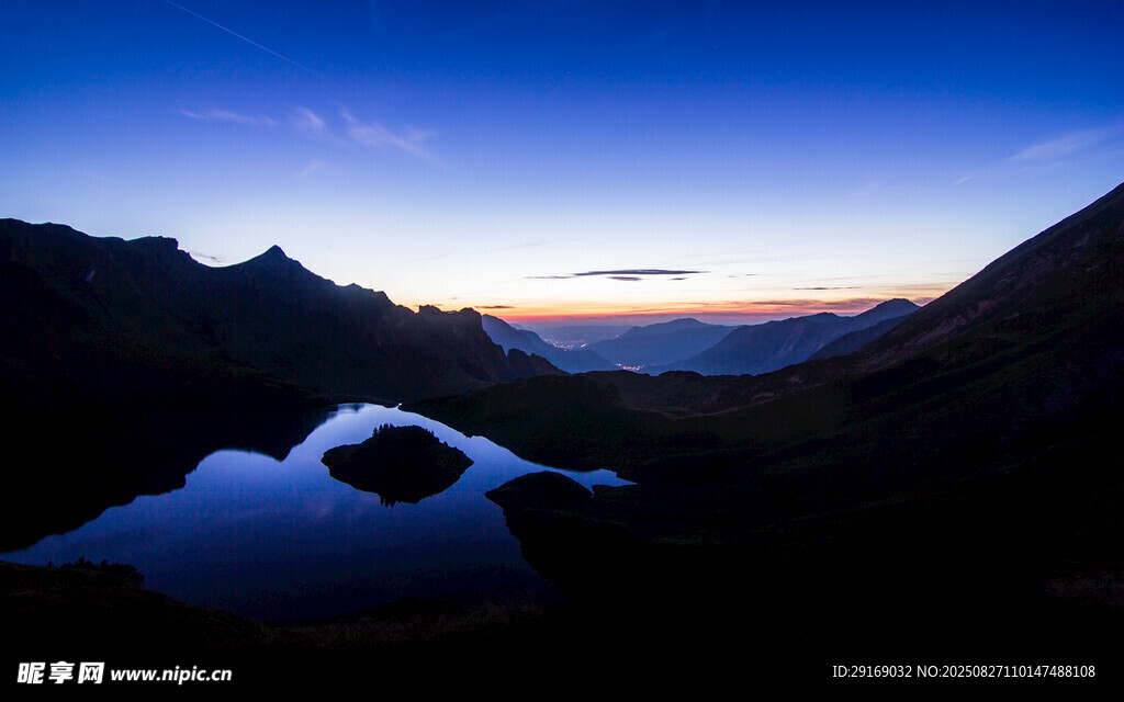山間湖畔暮色美景
