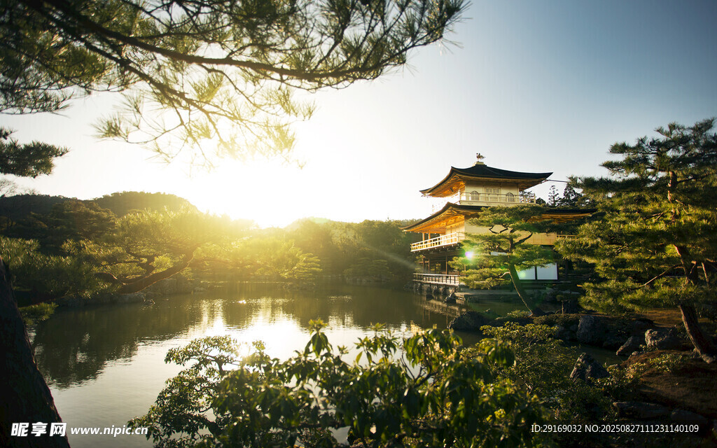 湖畔古亭映夕陽美景