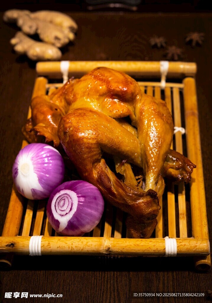 竹盤上的烤雞與配菜
