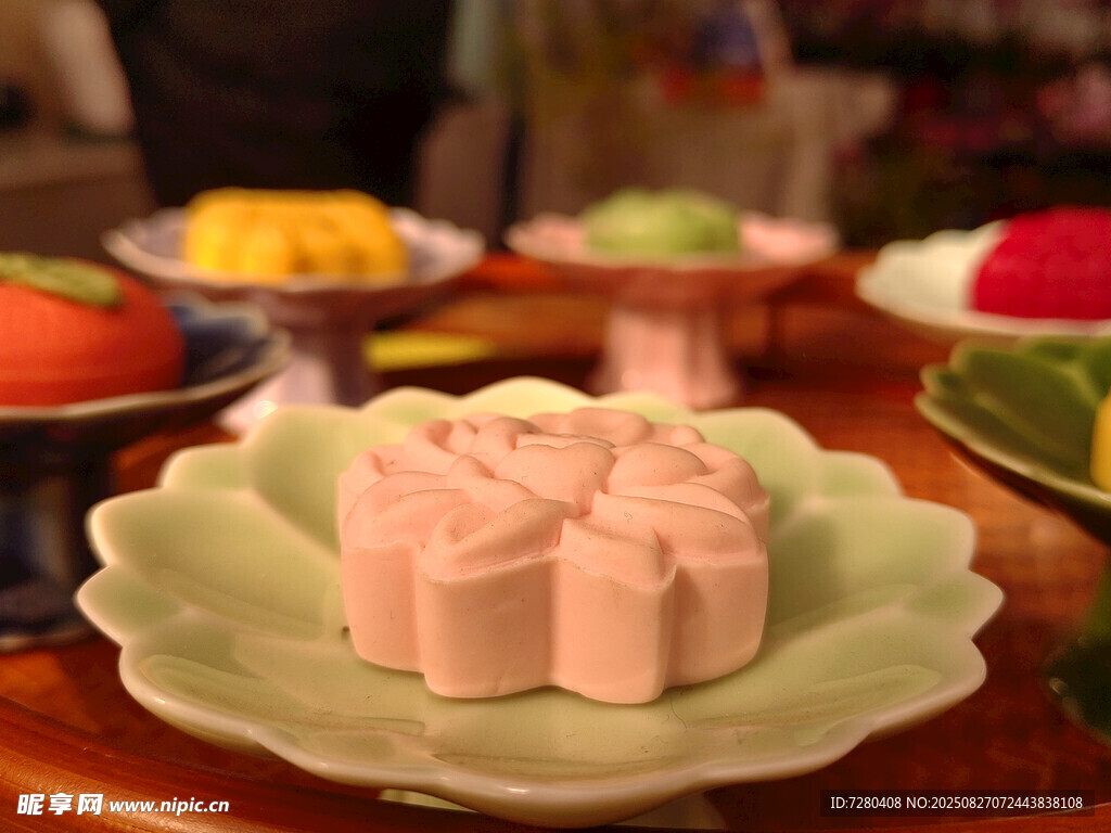 精致糕點(diǎn)擺于盤(pán)中