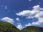 藍(lán)天白云下的青山美景