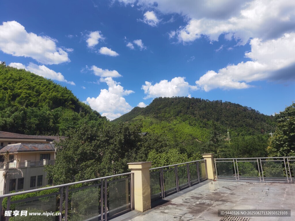 山間觀景臺(tái)  藍(lán)天白云綠樹(shù)