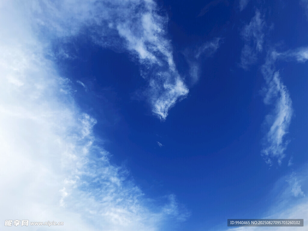 蔚藍天空中的飄逸白云