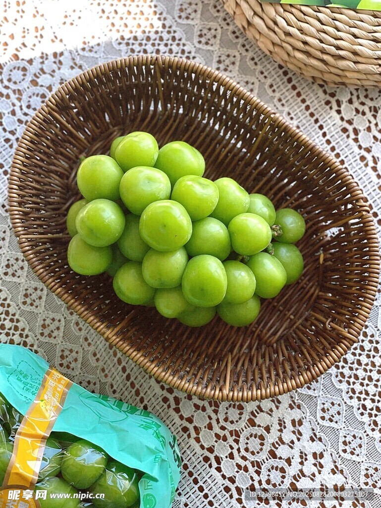 竹籃中的鮮綠葡萄