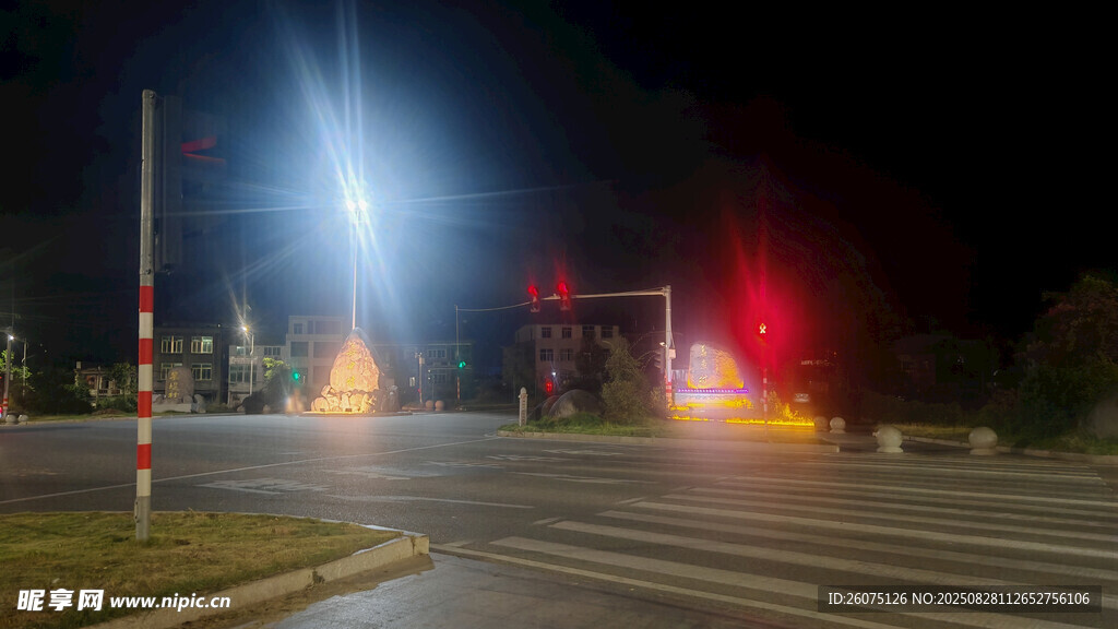 夜晚路口的交通燈光景象