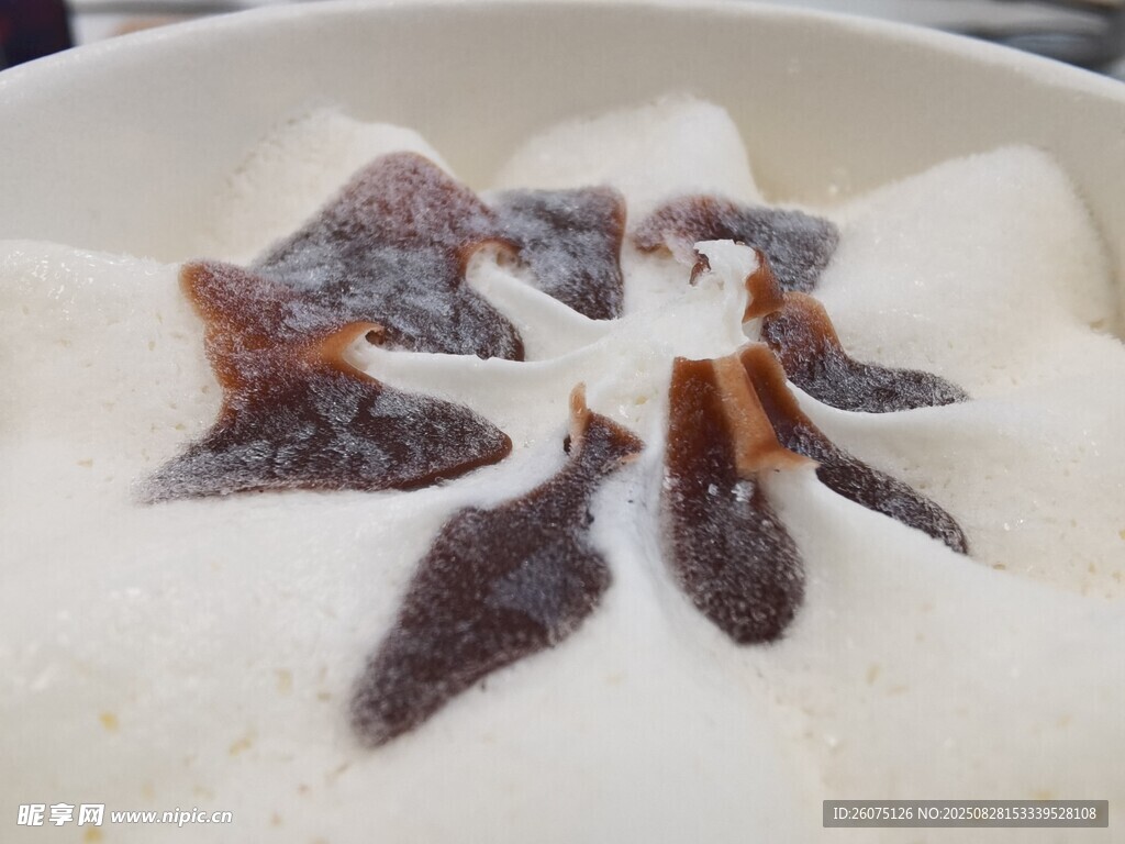 巧克力點綴的冰淇淋
