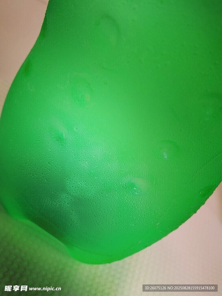 綠色飲料瓶與水珠特寫