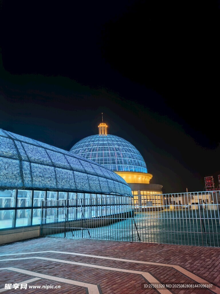 夜晚下的獨(dú)特玻璃建筑景觀