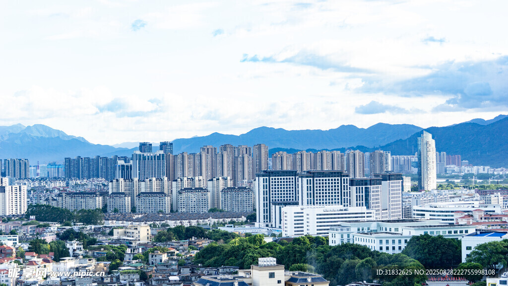 城市遠(yuǎn)景與山巒景觀