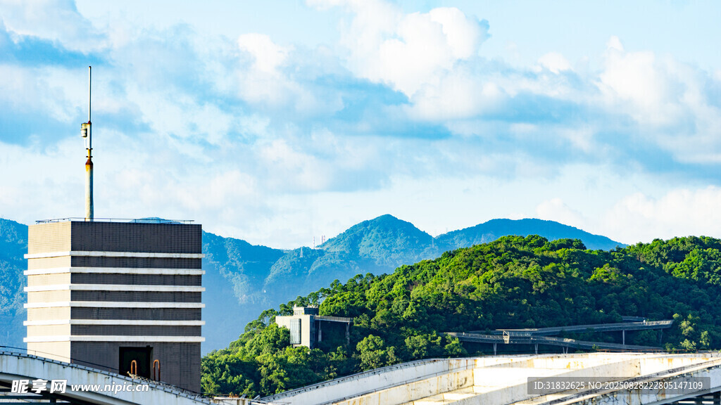 城市與遠(yuǎn)山的清新景致