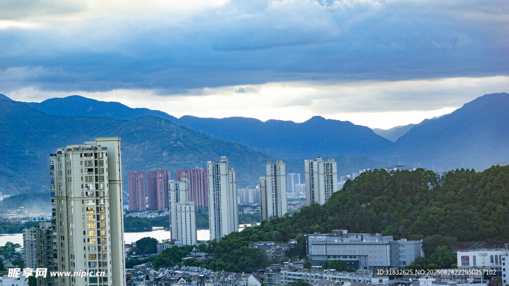 山城城市風(fēng)光與遠(yuǎn)山