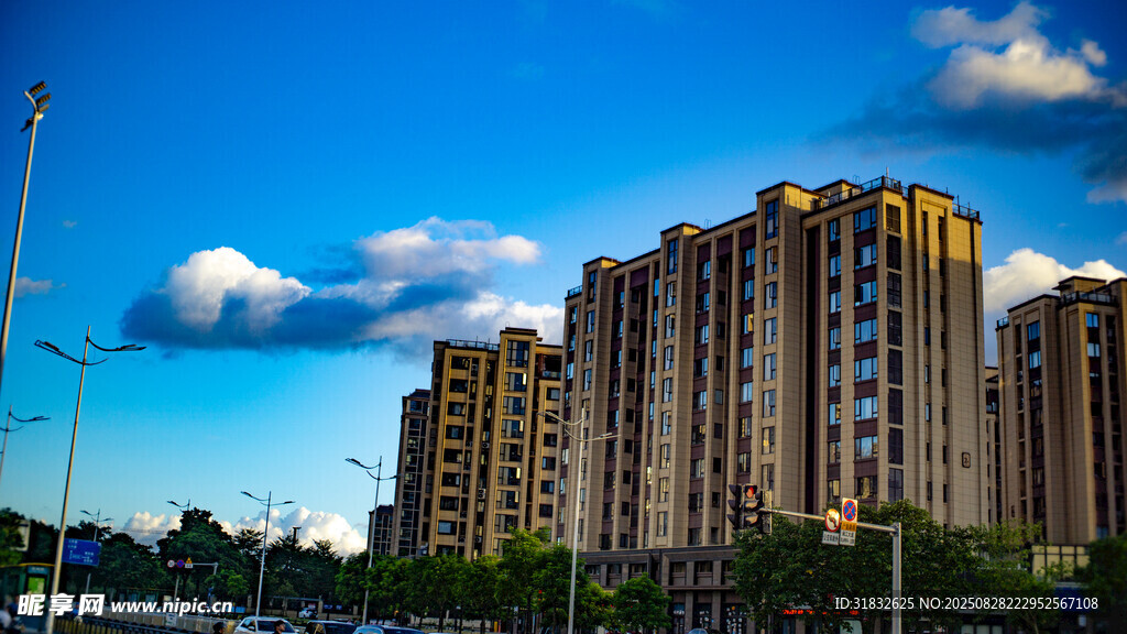 城市高樓藍天美景