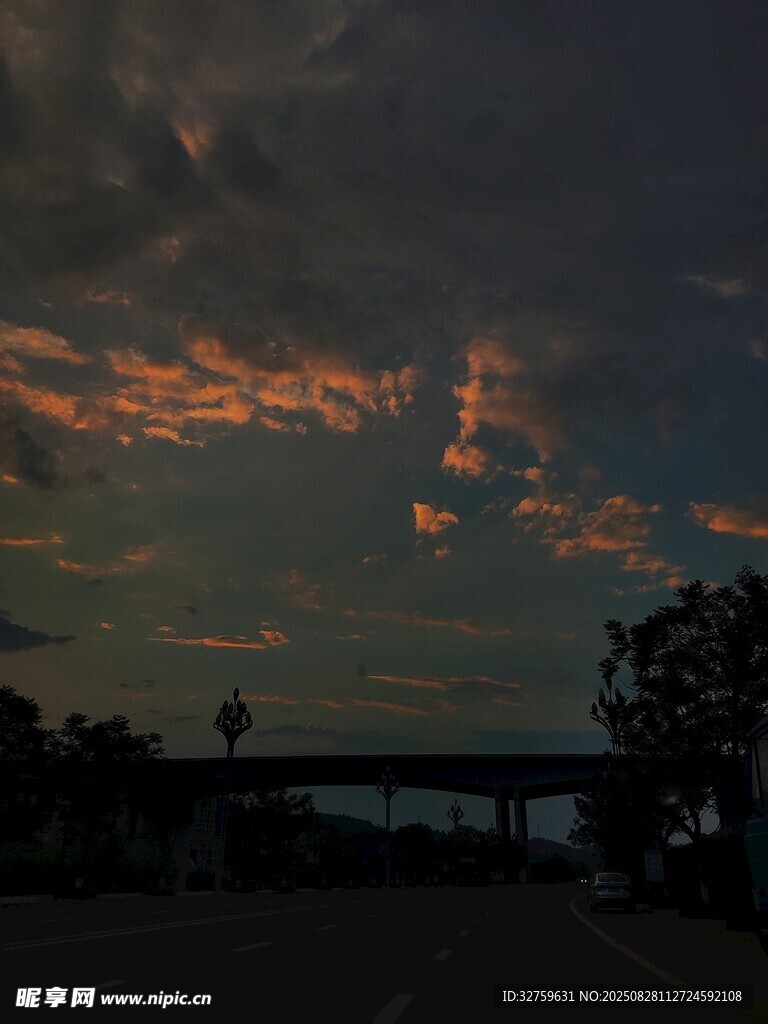 黃昏時分的天空與橋梁景觀