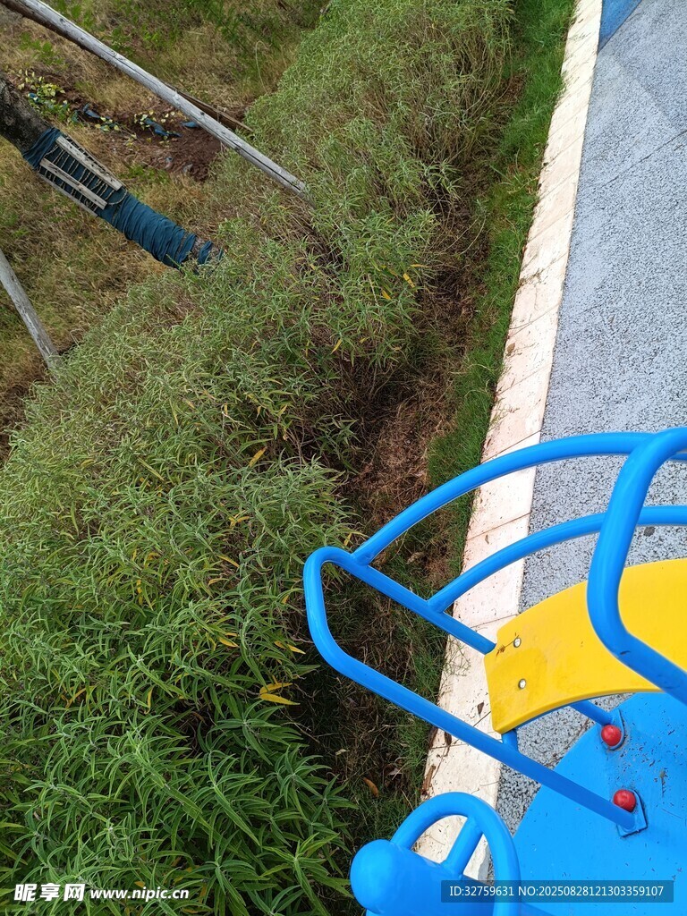 路邊的藍色健身器材一角