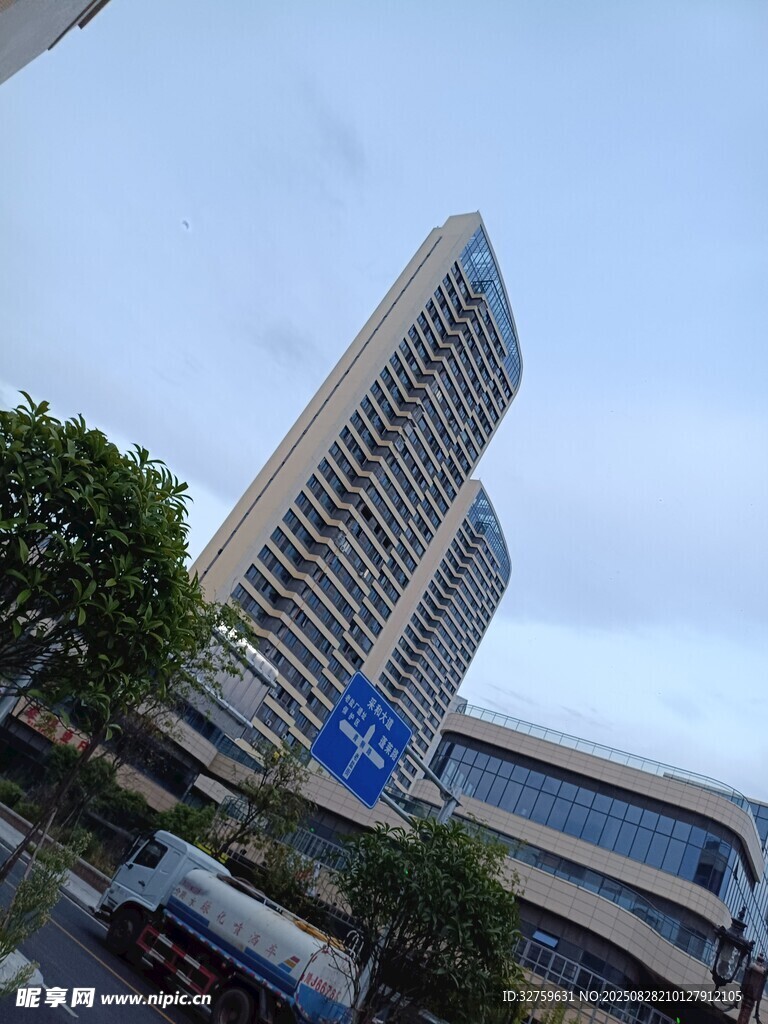 城市中高聳的現(xiàn)代化大樓
