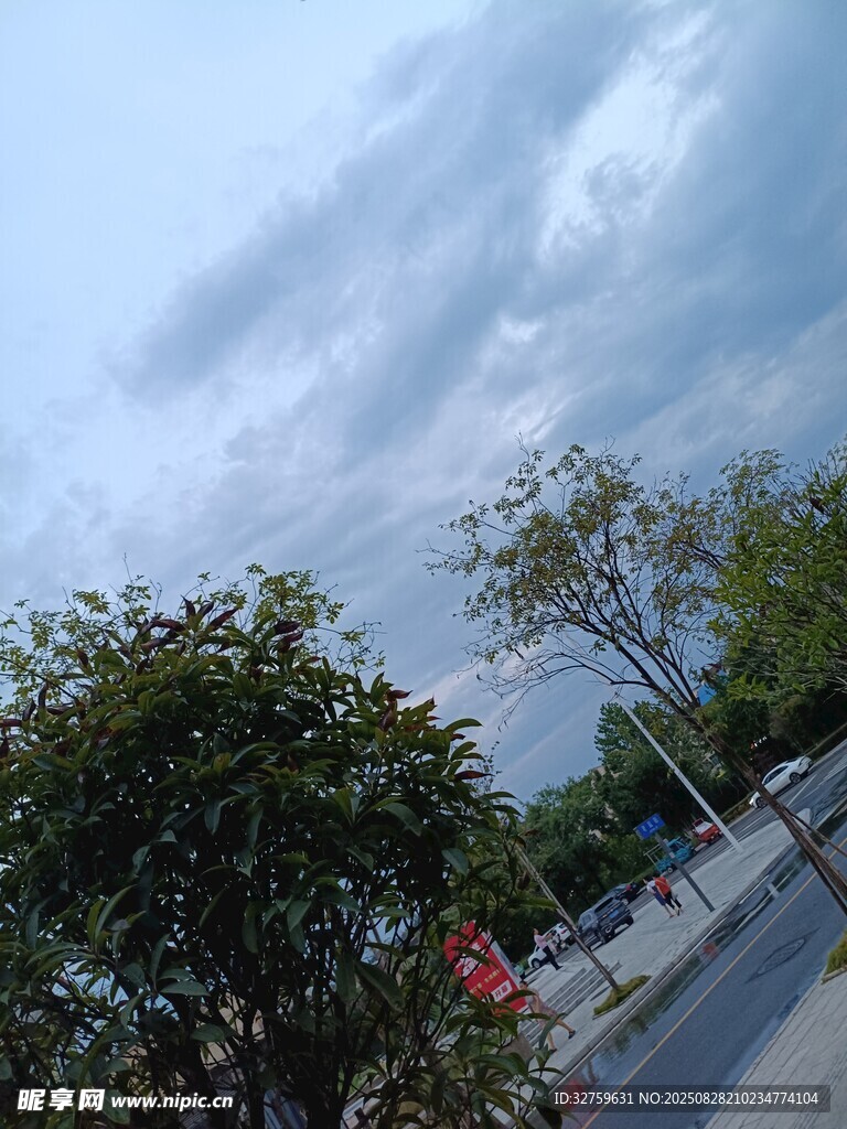 藍(lán)天白云下的街道風(fēng)景