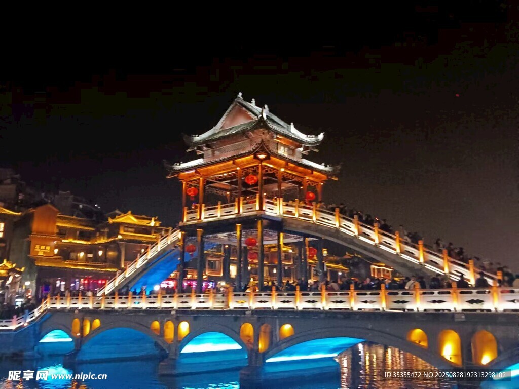 古橋夜景燈火輝煌的樓閣