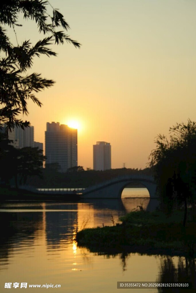 湖畔夕陽(yáng)下的城市建筑美景