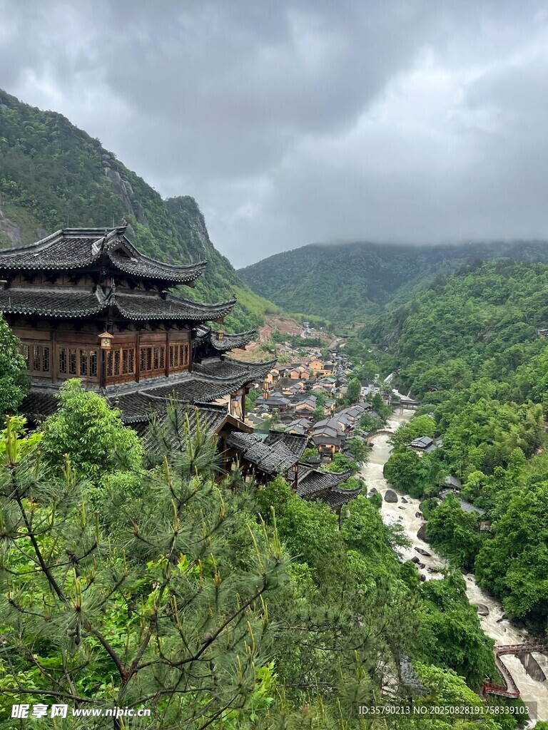山間古建隱于蔥郁綠意中