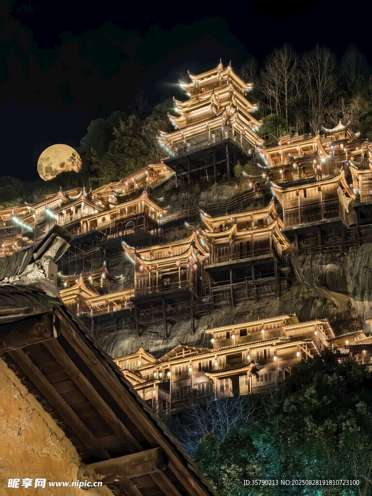古建夜景 燈火璀璨映明月