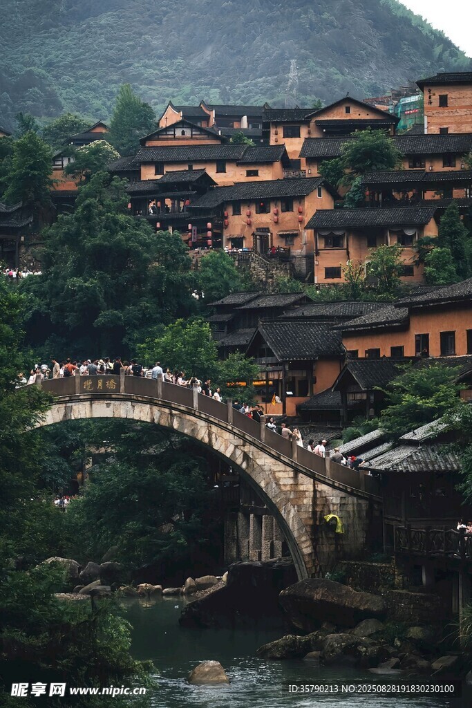 古橋畔的山居村落美景