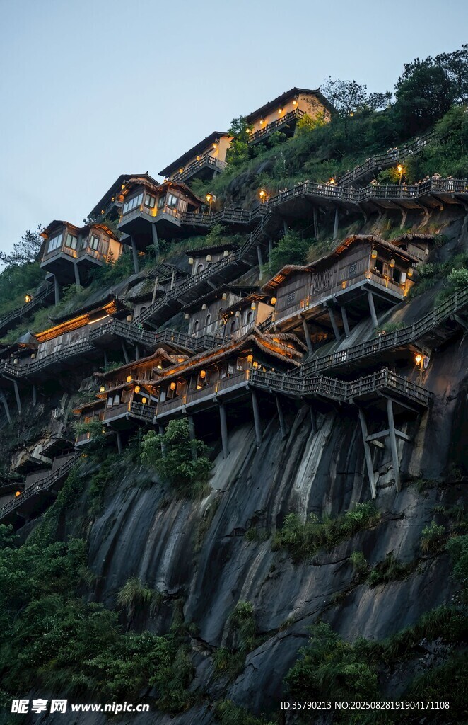 懸崖上的古樸建筑群