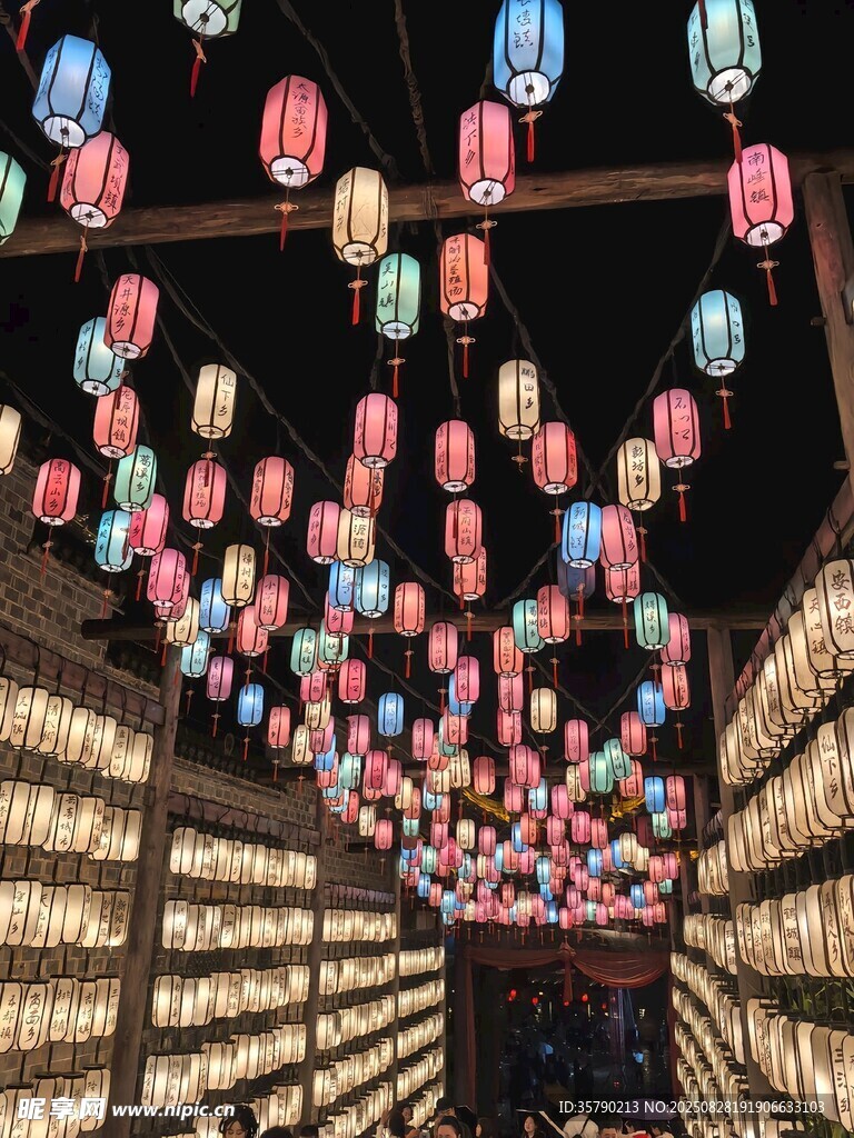 多彩燈籠裝點的夢幻通道