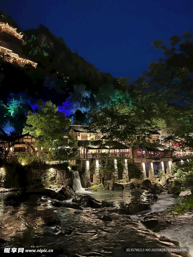 夜景中的山水古建景觀