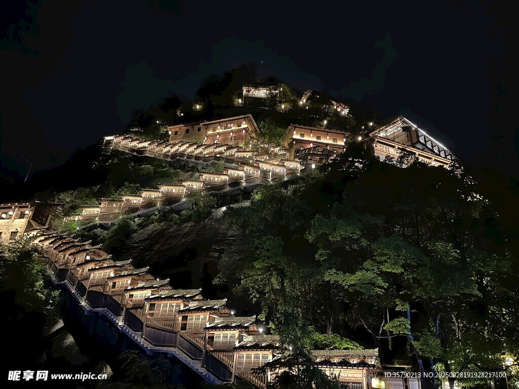 夜幕下的璀璨長城