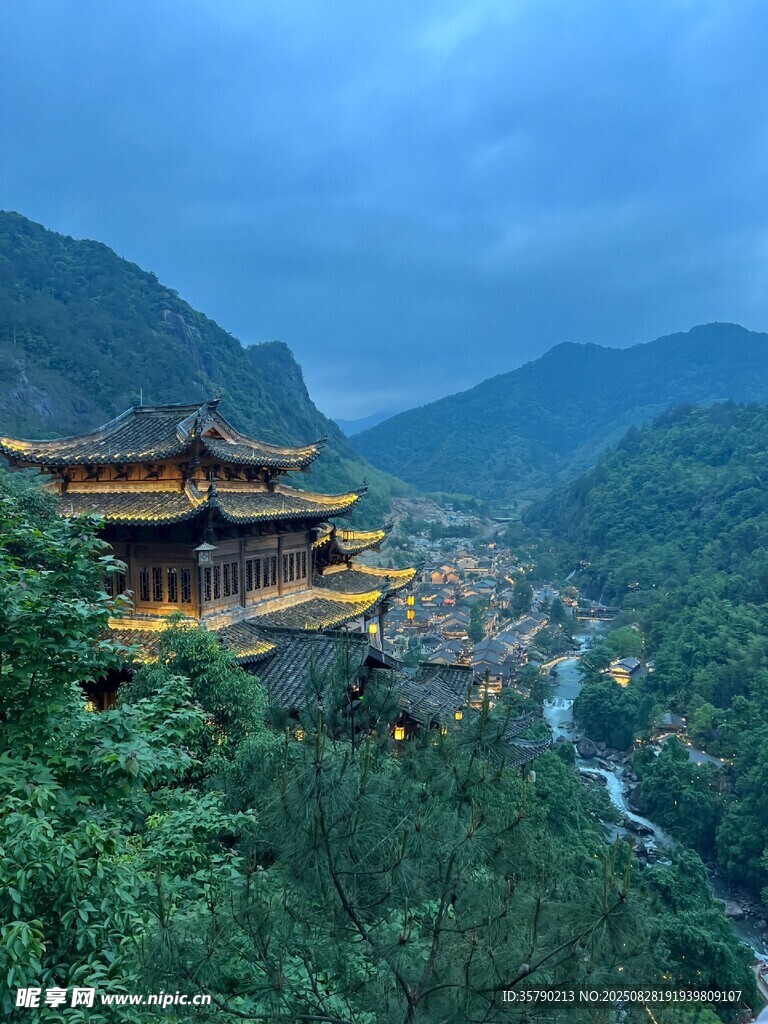 山間古建 云霧繚繞之景