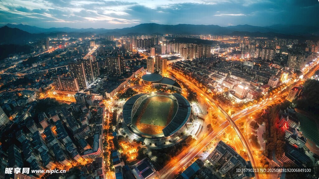 城市夜景航拍俯瞰繁華景象