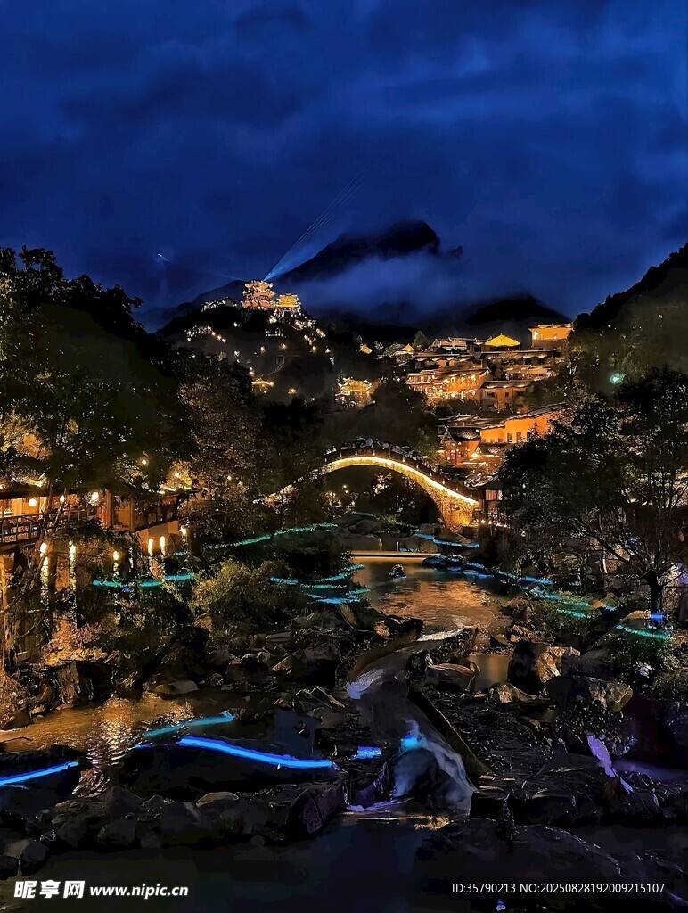 山間夜景 璀璨燈火映山巒