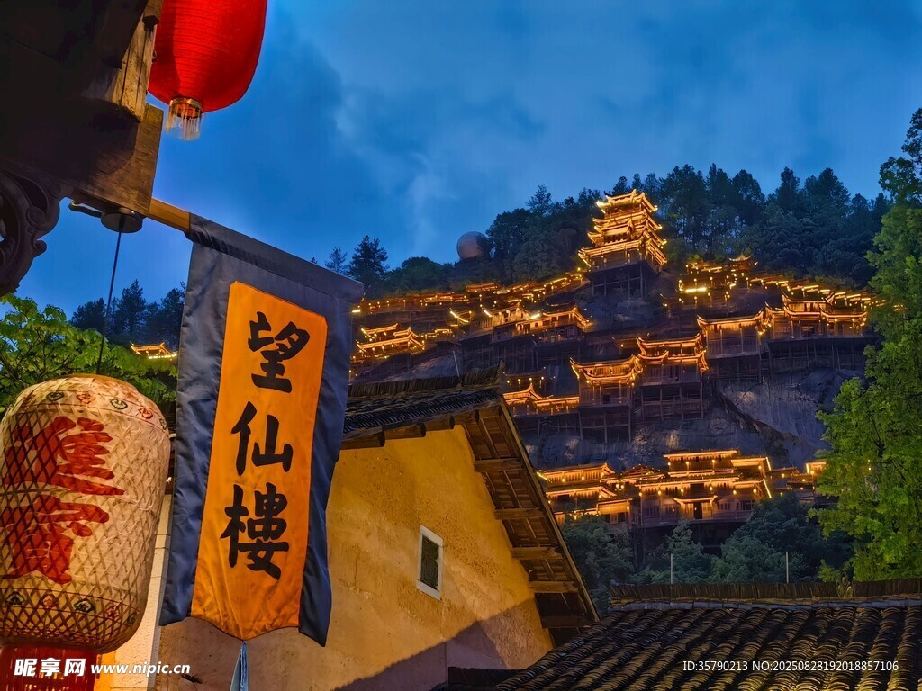 夜幕下的古建 燈籠飄揚(yáng)