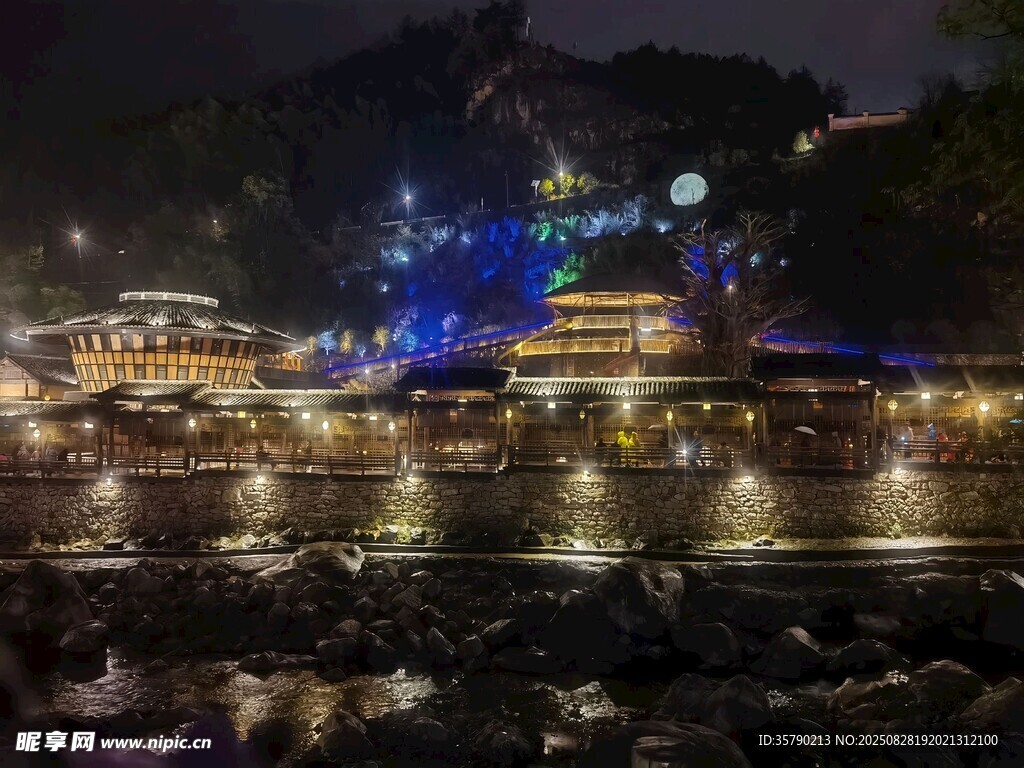 江邊夜景璀璨古建筑