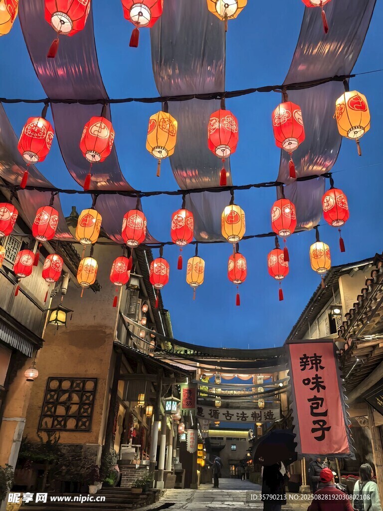 古街燈籠映出熱鬧氛圍