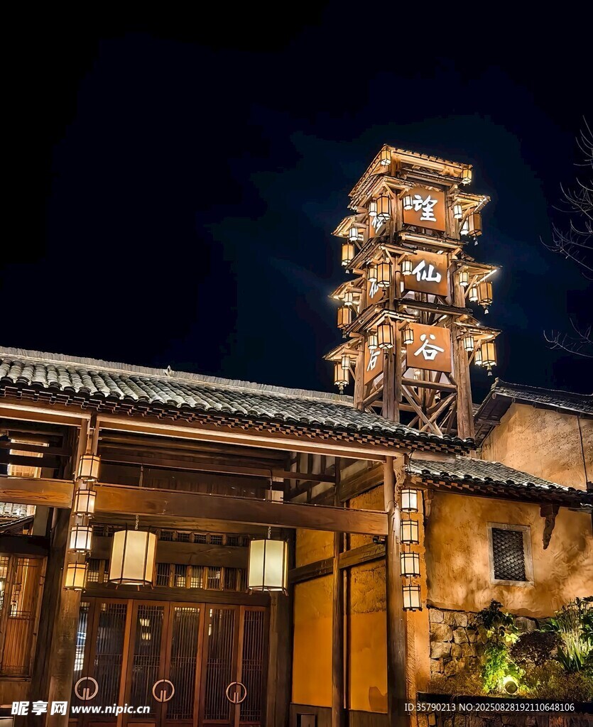 古建夜景 塔樓與燈火交輝
