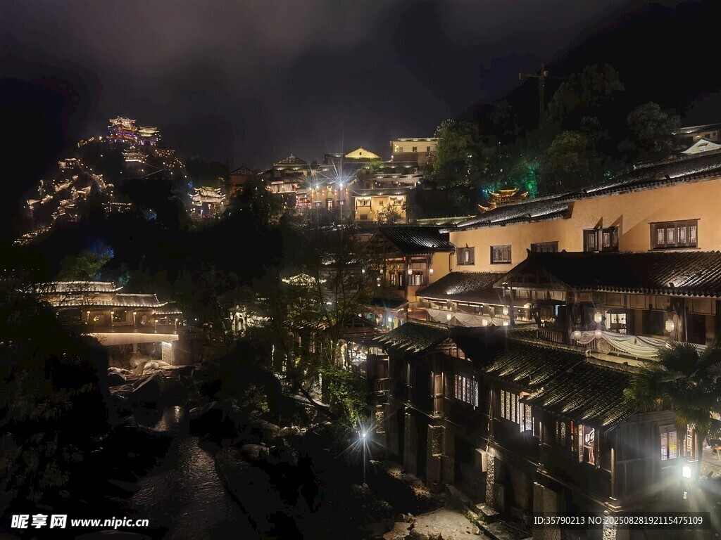 山間小鎮(zhèn)夜景璀璨