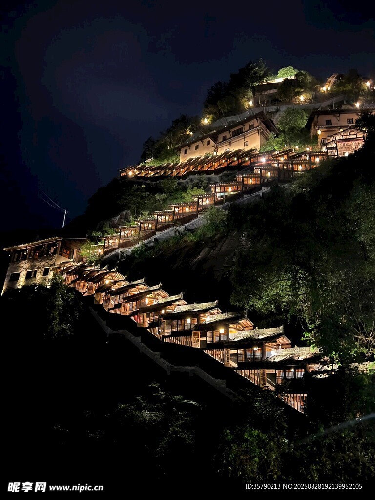 山間夜景中的璀璨燈火