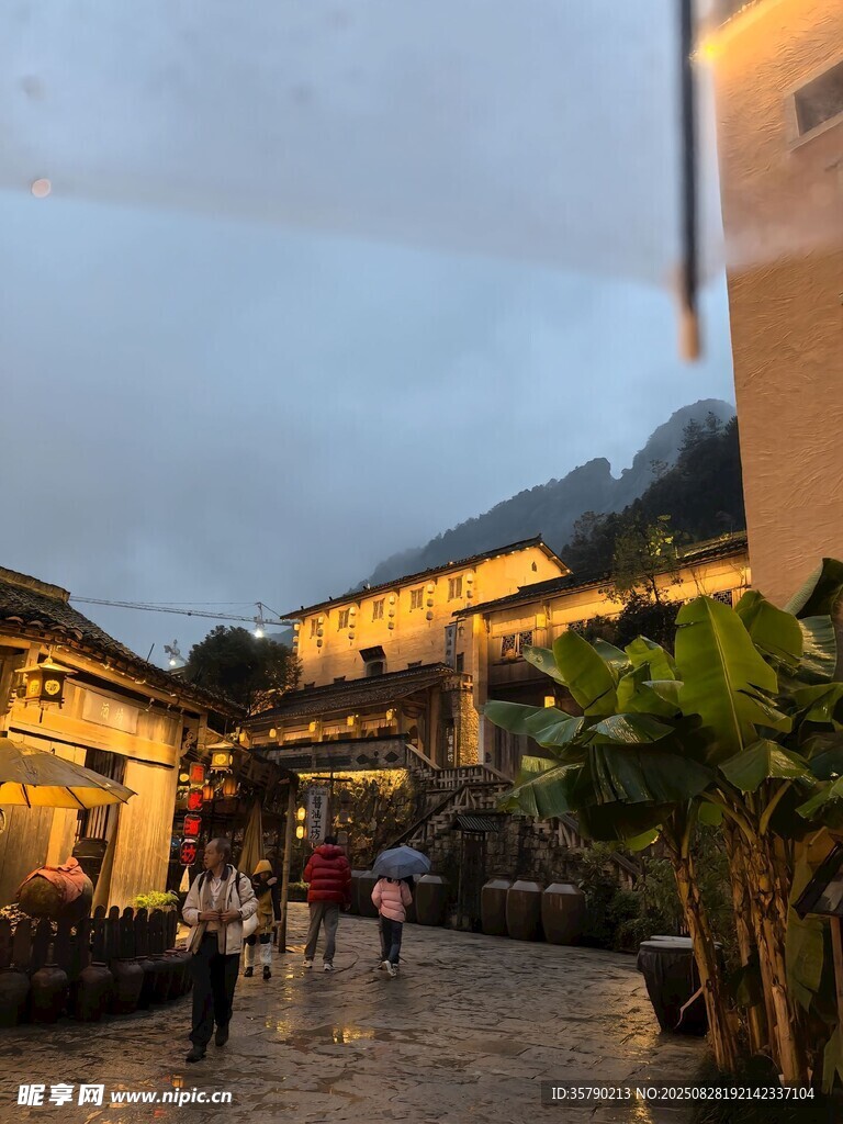 黃昏下的古樸小鎮(zhèn)街道