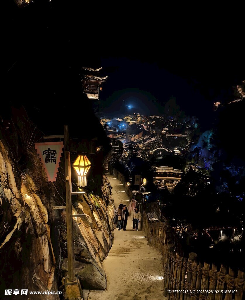 夜晚山間小道的靜謐景象