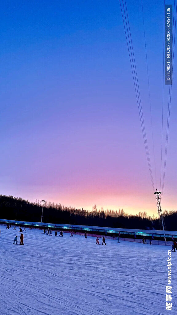 雪地黃昏美景