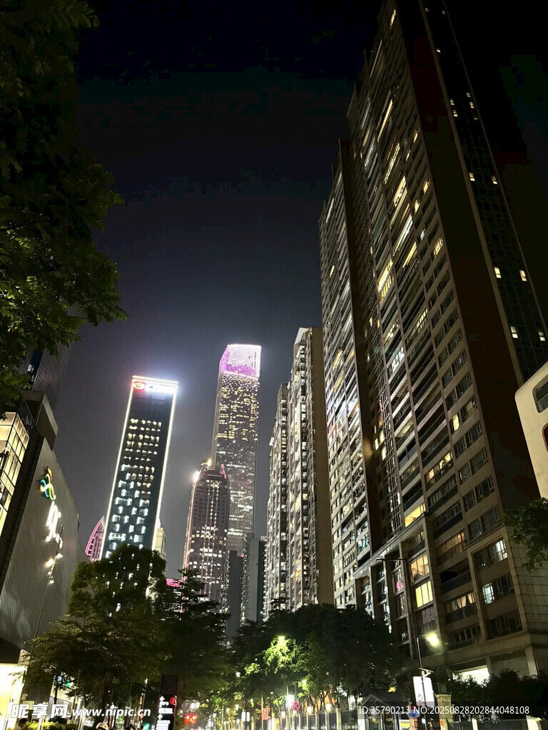 都市璀璨夜景高樓林立