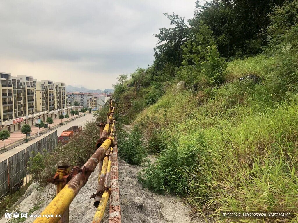山坡旁的黃色施工防護設(shè)施