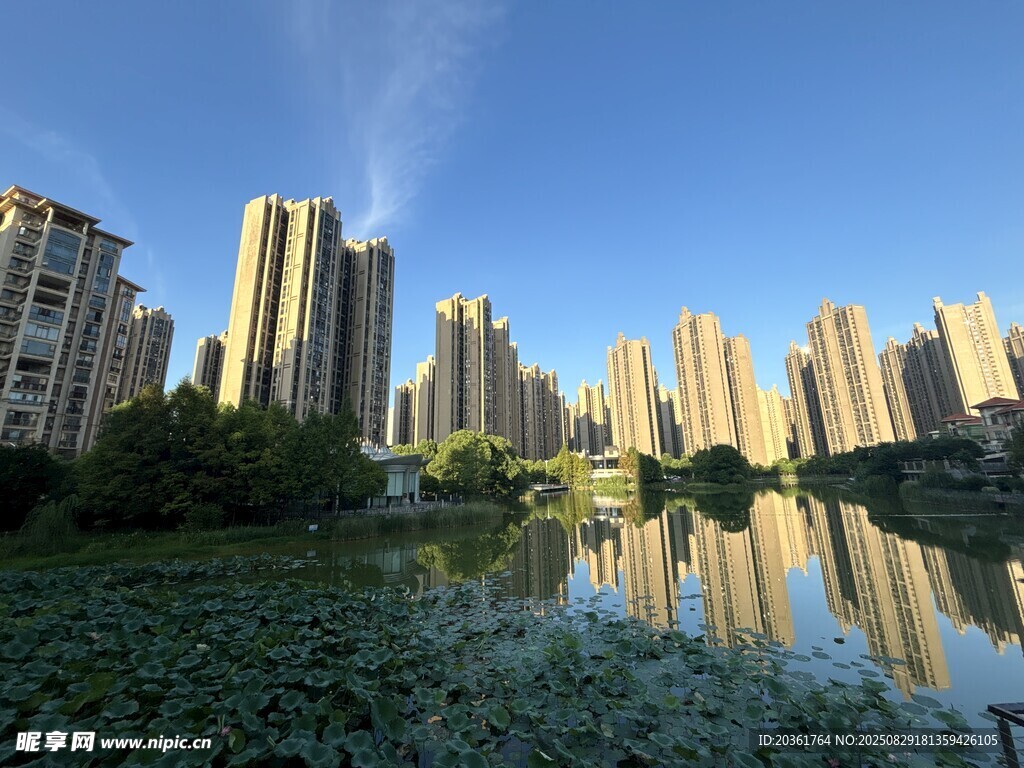 湖畔高樓美景
