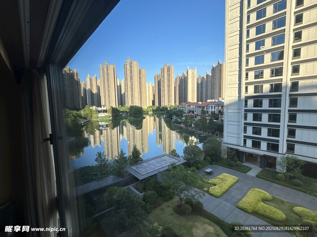 窗外城市湖景與高樓風(fēng)光