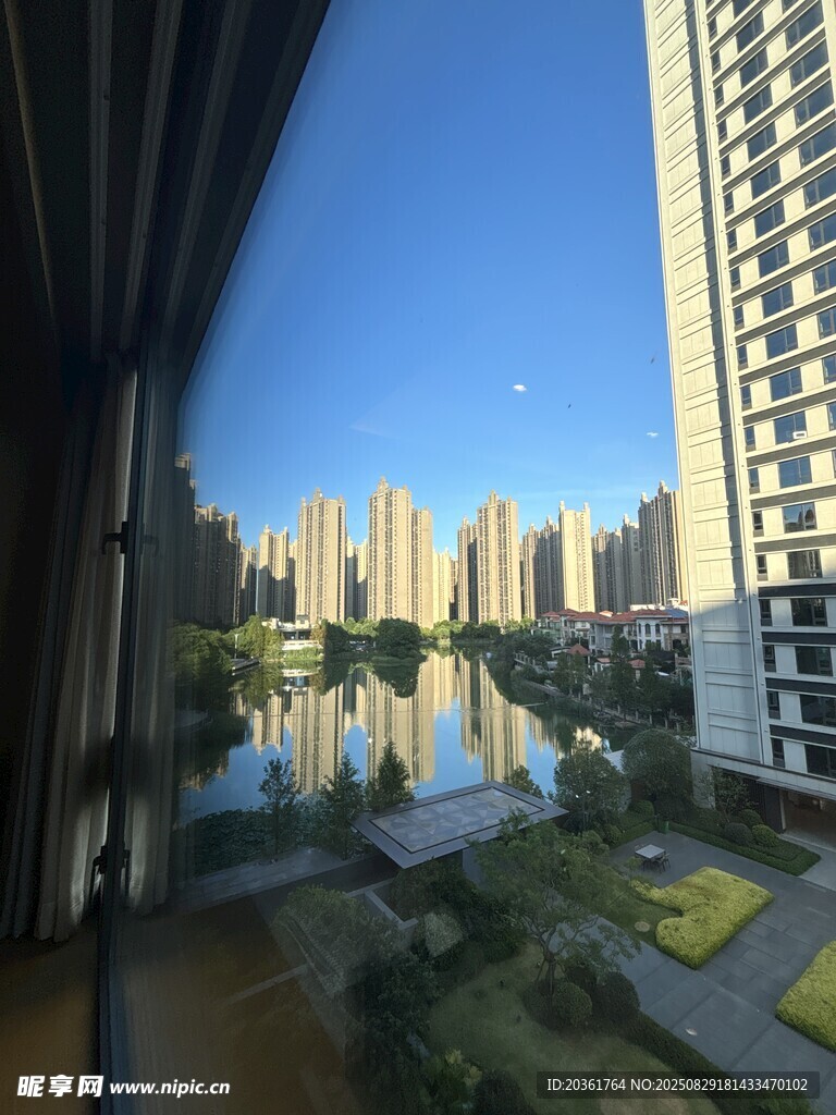 窗外城市景觀與水域風(fēng)光