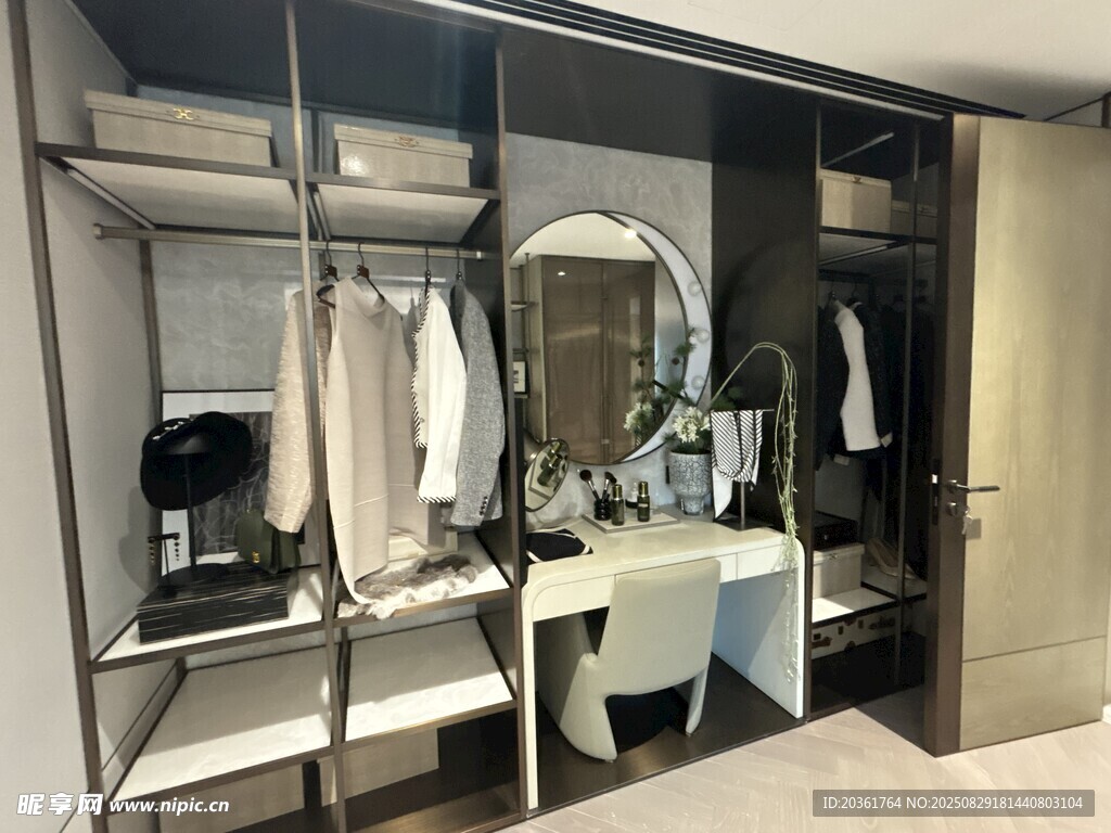 現(xiàn)代簡約風(fēng)格衣帽間展示