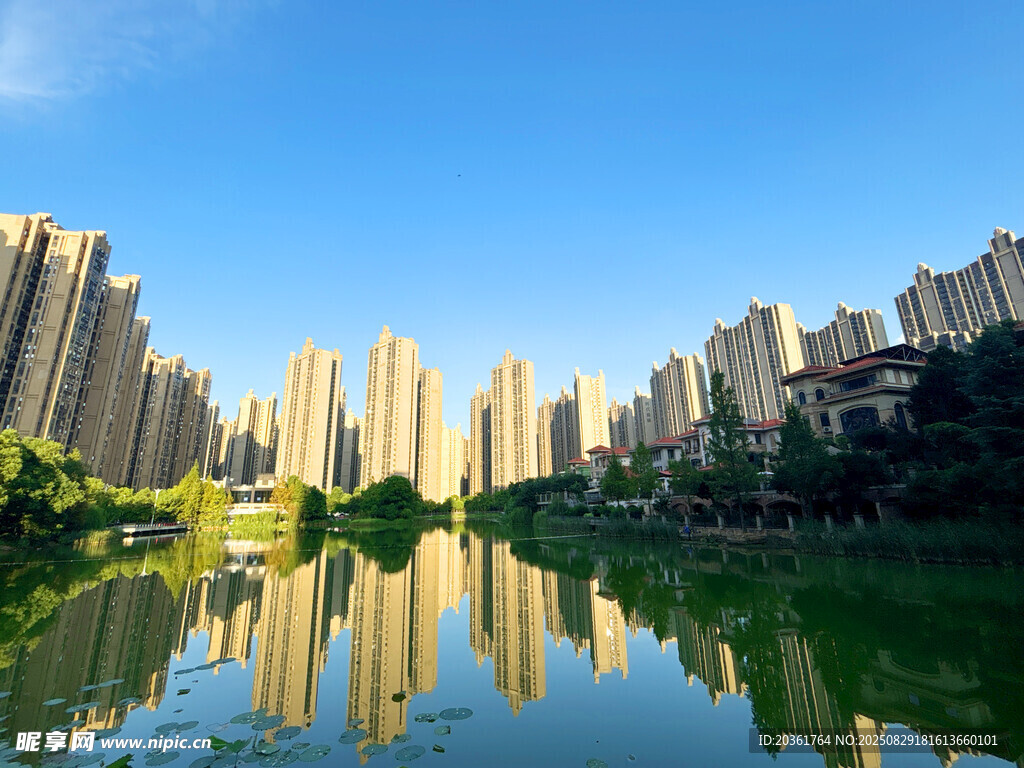 城市湖畔高樓倒影美景