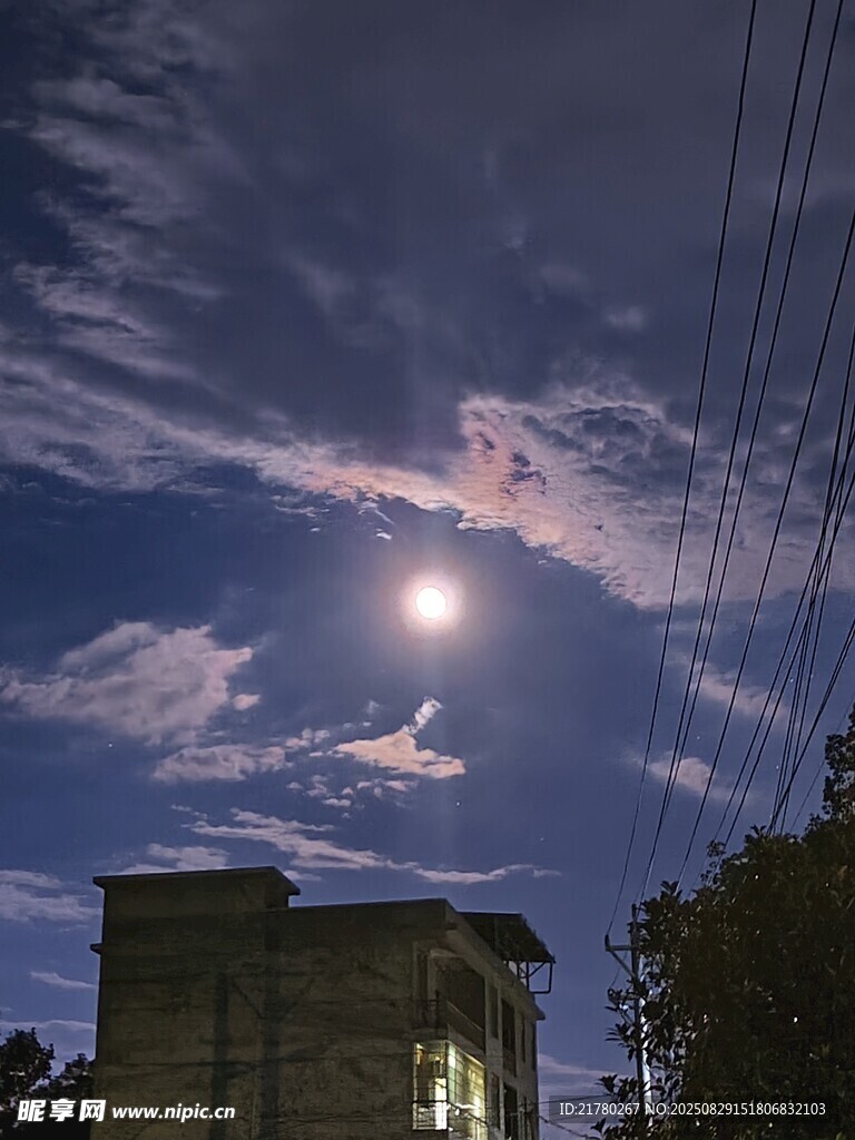 月夜下的建筑與云景