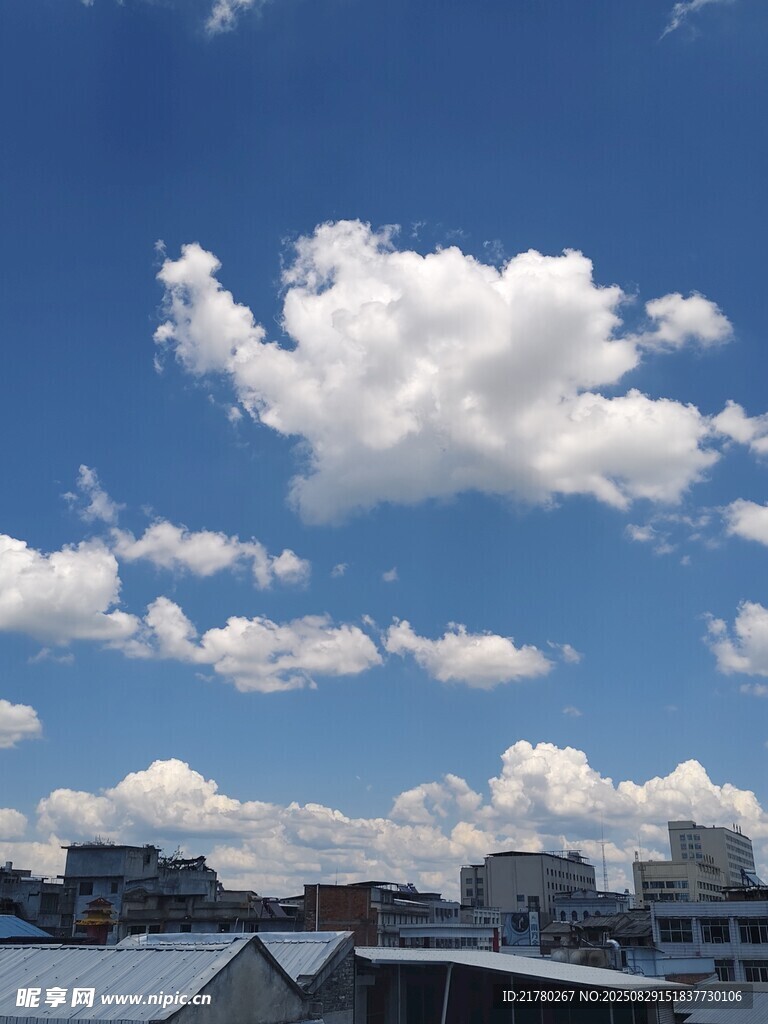 藍(lán)天之下的城市與白云
